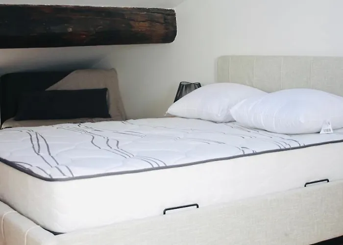 Duplex atypique rénové en plein centre du village